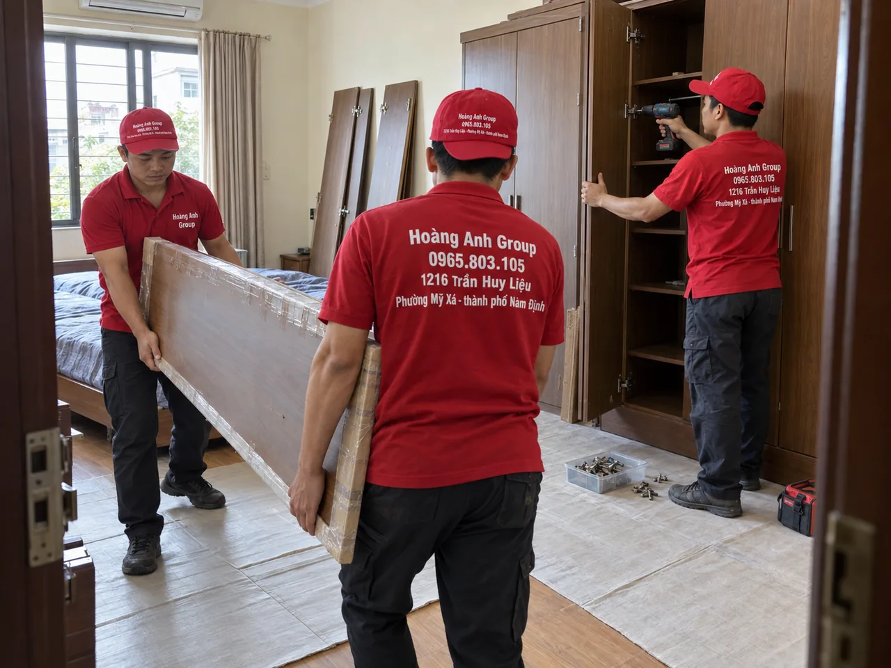 Đội Hoàng Anh Group tháo cánh tủ quần áo và di chuyển tấm nội thất trong phòng